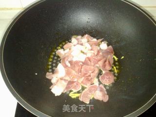 猪肉炒木耳的做法步骤：2