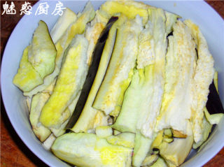 炸酱拌茄子的做法步骤：3