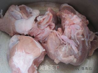 莲藕脊椎骨汤的做法步骤：2