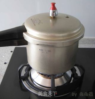 莲藕脊椎骨汤的做法步骤：2