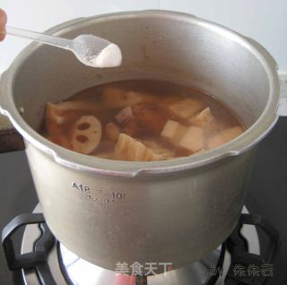 莲藕脊椎骨汤的做法步骤：2