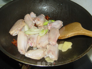 香菇鸡翅的做法步骤：2