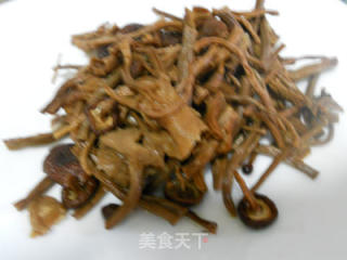茶树菇头烩肉片西芹的做法步骤：2