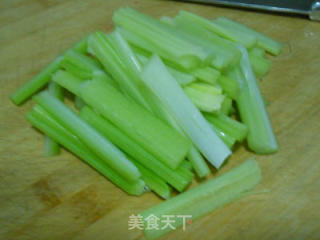 茶树菇头烩肉片西芹的做法步骤：2