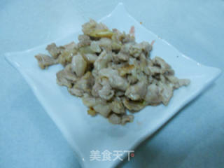 茶树菇头烩肉片西芹的做法步骤：2