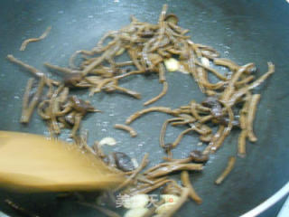 茶树菇头烩肉片西芹的做法步骤：2