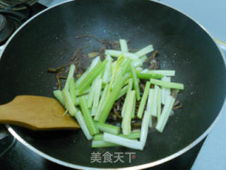 茶树菇头烩肉片西芹的做法步骤：2
