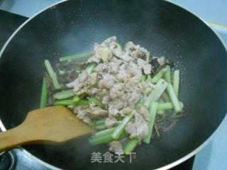 茶树菇头烩肉片西芹的做法步骤：2