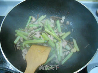 茶树菇头烩肉片西芹的做法步骤：2