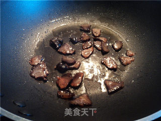 腊肉炒双蔬的做法步骤：2