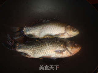 木瓜鲫鱼汤的做法步骤：2
