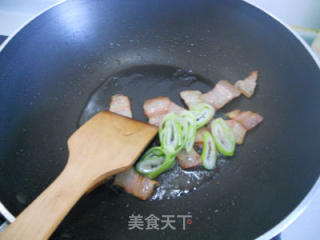 腊味菌菇烩鱼丸的做法步骤：3