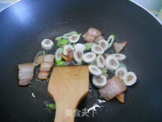 腊味菌菇烩鱼丸的做法步骤：3