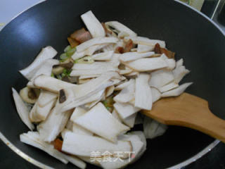腊味菌菇烩鱼丸的做法步骤：3