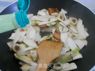 腊味菌菇烩鱼丸的做法步骤：3