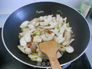腊味菌菇烩鱼丸的做法步骤：3