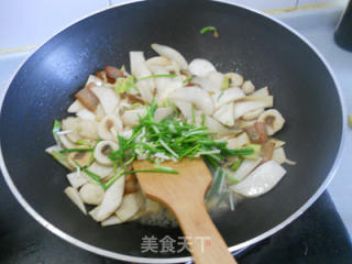 腊味菌菇烩鱼丸的做法步骤：3