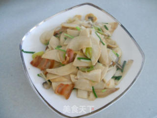 腊味菌菇烩鱼丸的做法步骤：3