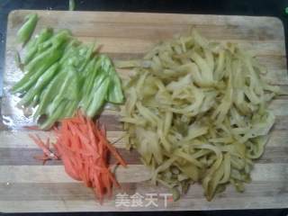 佐粥小菜炒榨菜丝的做法步骤：2