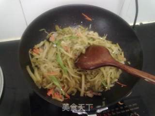 佐粥小菜炒榨菜丝的做法步骤：2