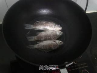 鲫鱼豆腐汤的做法步骤：2