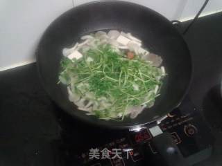 豆苗菌菇汤的做法步骤：2