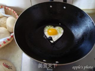 酱油爱心蛋的做法步骤：2