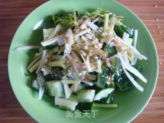 蒜香麻辣拍黄瓜的做法步骤：2