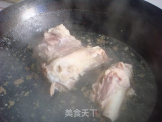 莲藕黄豆棒骨汤的做法步骤：2