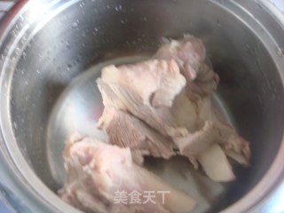 莲藕黄豆棒骨汤的做法步骤：2