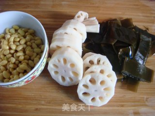 莲藕黄豆棒骨汤的做法步骤：2