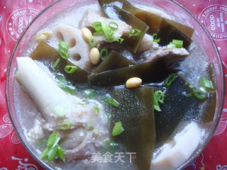 莲藕黄豆棒骨汤的做法步骤：2