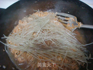 酸菜炒粉的做法步骤：2