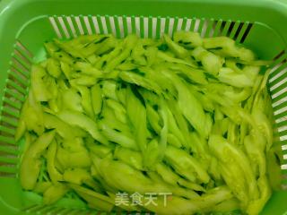 虾仁炒青瓜的做法步骤：2