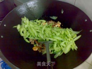 虾仁炒青瓜的做法步骤：2
