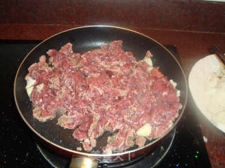 牛肉炒果条的做法步骤：2