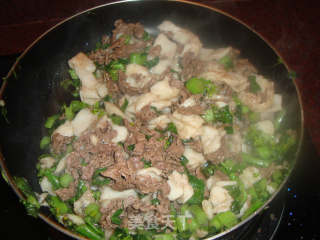 牛肉炒果条的做法步骤：2