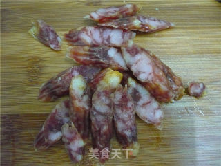 快手菜白菜炒腊肠的做法步骤：2
