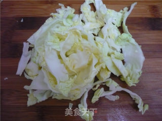 快手菜白菜炒腊肠的做法步骤：2
