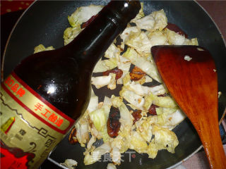 快手菜白菜炒腊肠的做法步骤：2
