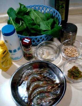 菠菜制作系列之一“鲜虾菠菜沙拉”的做法步骤：2