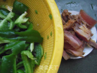 腊肉青椒黄瓜的做法步骤：2