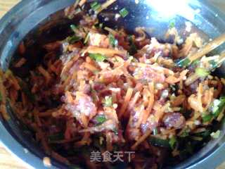 胡萝卜肉饺的做法步骤：2