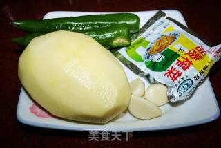 青椒土豆炒榨菜丝的做法步骤：3