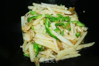 青椒土豆炒榨菜丝的做法步骤：3