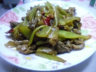 泡椒莴笋炒鸡胗的做法步骤：2