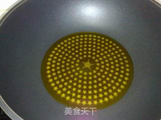 【平淡的幸福】腐竹炒虾仁的做法步骤：2