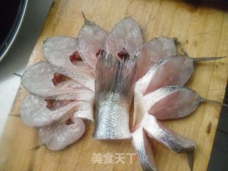 清蒸鲈鱼的做法步骤：2