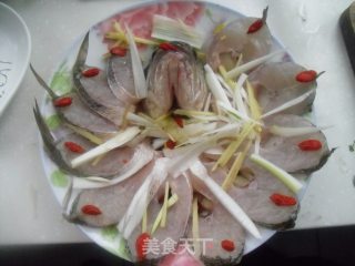 清蒸鲈鱼的做法步骤：2