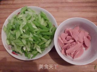 西芹炒火腿肠的做法步骤：2
